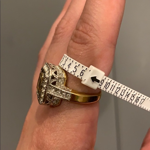 NEW Gorgeous Ring w/ Sparkling Gems - Picture 5 of 5